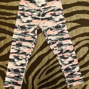 Lululemon Size 4 Pink Camo Wunder Under Crop GUC